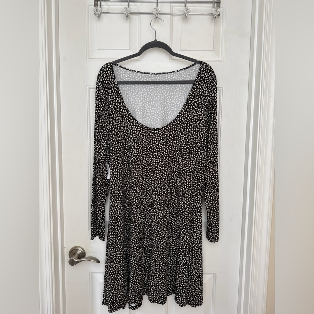Old Navy Black and White Floral Long Sleeve Dress - Picture 2 of 10